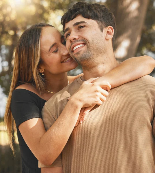 Para Miłość Szczęśliwy Odkryty Przytulić Uśmiechnąć Się Związku Opieki Romantycznej — Zdjęcie stockowe