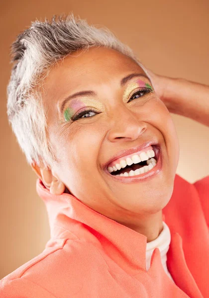 Piękno Starsza Kobieta Makijaż Twarzy Uśmiech Zadowolony Kosmetyków Kolorowych Tle — Zdjęcie stockowe