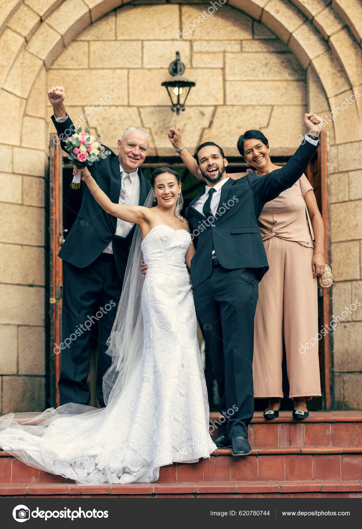 Mariage Mariée Marié Avec Les Parents Dans Les Escaliers L'église image  libre de droit par PeopleImages.com © #620780744