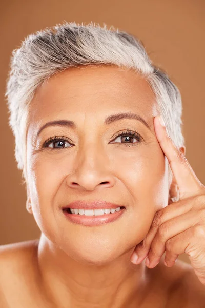 Twarz Piękno Pielęgnacja Skóry Starszą Kobietą Studio Brązowym Tle Wellness — Zdjęcie stockowe
