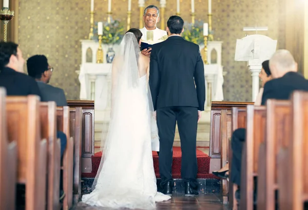 Svatba Kněz Pár Oltáře Svatební Sliby Zásnubním Obřadu Kostele Zezadu — Stock fotografie