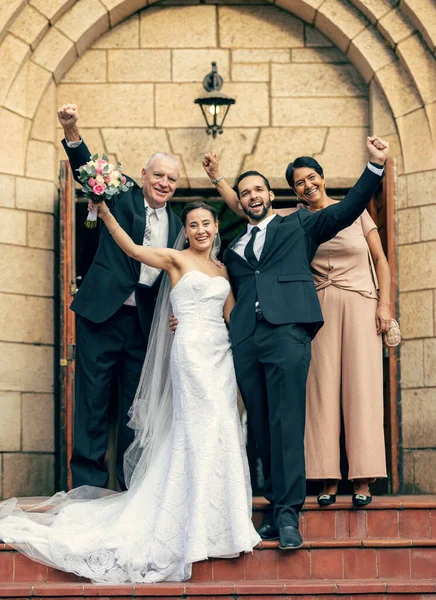 Mariage Mariée Marié Avec Les Parents Dans Les Escaliers Église — Photo