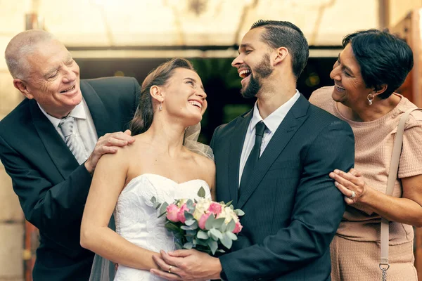 Düğün Mutluluk Mutlu Bir Çiftin Aileleri Ile Birlikte Bir Mutluluk — Stok fotoğraf