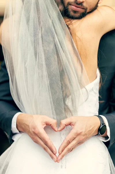 Рука Сердце Невеста Жених Обнимаются Своей Свадьбе Счастливы Расслабляются Разделяя — стоковое фото
