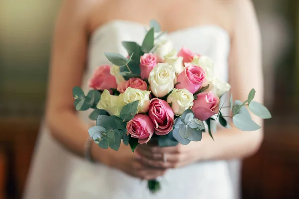 Brud Hand Och Rosenbukett Blommor Och Bröllopsdekoration Med Växter Vigseldagen — Stockfoto