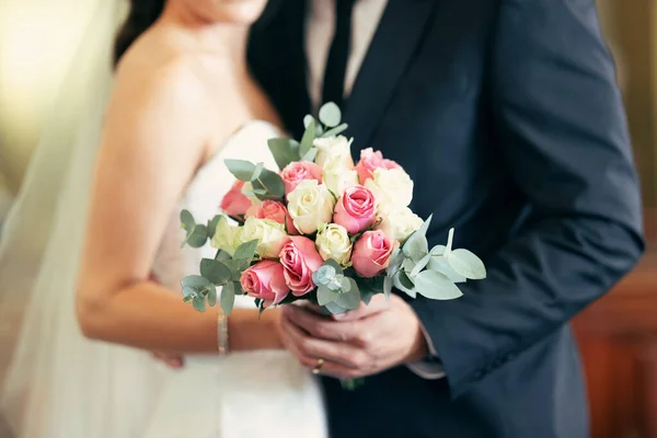 Bloemenboeket Huwelijksfeest Koppel Samen Voor Betrokkenheid Liefde Huwelijk Van Bruid — Stockfoto