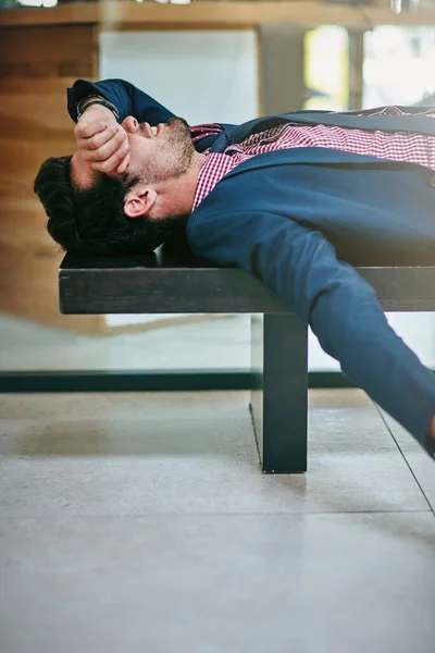 Čas Dát Pauzu Unavený Podnikatel Který Dává Pauzu Odpočinek Kanceláři — Stock fotografie