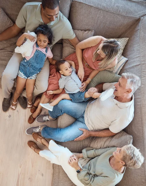 Familie Ontspannen Generaties Liefde Huis Met Gelukkige Ouders Grootouders Kinderen — Stockfoto