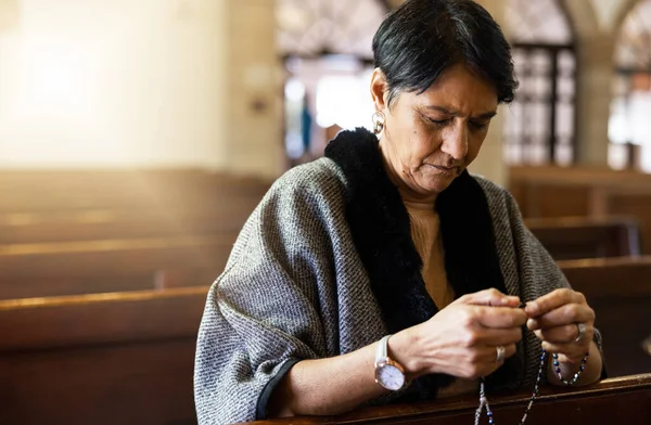 Bid Senior Vrouw Bidden Kerk Met Een Rozenkrans Voor Religie — Stockfoto