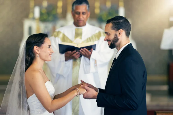 Пара Одружується Шлюбна Обітниця Любовне Зобов Язання Перед Вівтарем Церкви — стокове фото