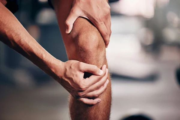 运动和男子膝关节疼痛在健身房 双手紧握着膝盖受伤后 健康及运动 训练及运动后腿关节酸痛对男性运动员的伤害 — 图库照片