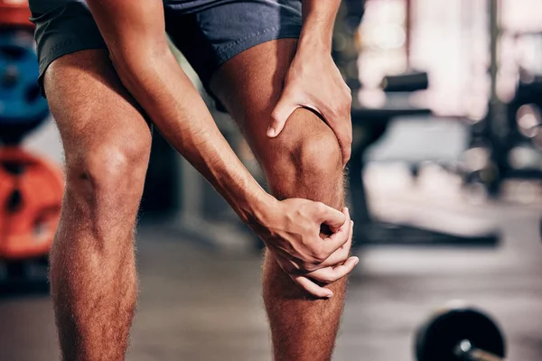 Fitness Cvičení Muž Bolestí Kolena Tělocvičně Drží Nohu Zranění Nehodě — Stock fotografie
