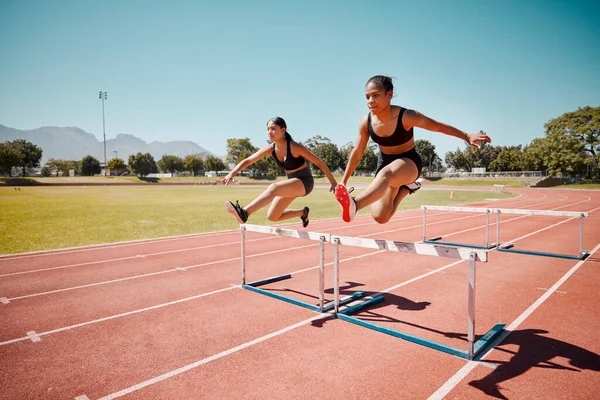 跳高和女赛跑选手在体育场跑道上做跨栏运动 运动员在室外跑步和健身训练 锻炼和运动 运动速度和敏捷性以及有氧运动动机 — 图库照片