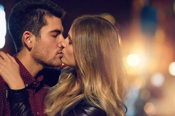 Тот Поцелуй Который Надеешься Никогда Закончится Молодая Пара Целующая Друг — стоковое фото