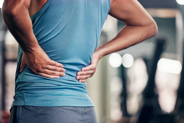 背痛和男性手可治疗运动损伤 健康风险和精疲力竭 同时增加运动 跑步或锻炼的效果 脊柱疼痛患者关节炎 脊柱侧弯或肌肉问题 — 图库照片