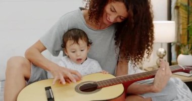 Mutlu, aile ve bebek evde çalmak, geliştirmek ve öğretmek için artistik annesiyle gitar öğreniyor. Sağlık, müzik ve anne, yatak odasında meraklı ve küçük bir çocukla enstrüman çalıyor.