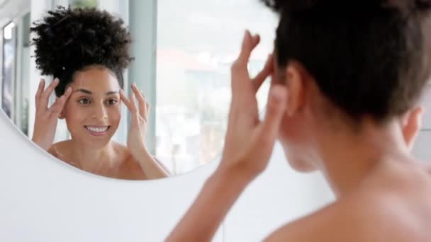 Espelho Cuidados Com Pele Rosto Mulher Negra Para Bem Estar — Vídeo de Stock