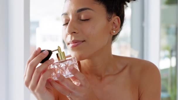 在家里的浴室里 一个黑人女人在她的皮肤或身体上喷洒一种产品 散发着香水 气味和香味 化妆品香水瓶与快乐的女性使用喷雾新鲜的香气 — 图库视频影像