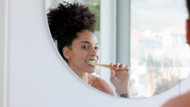 Mycie Zębów Sprzątanie Czarna Kobieta Lustrem Łazience Rano Robiąca Higienę — Wideo stockowe