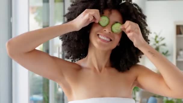 Black Woman Afro Spa Cucumber Eye Care Wellness Center Hotel — Stock Video