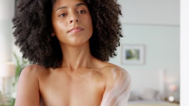 Schwarze Frau Creme Und Kosmetik Für Körperpflege Wellness Oder Gesundheit — Stockvideo