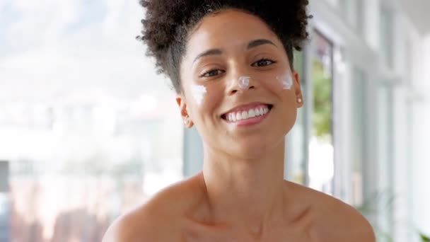 Gezicht Zwarte Vrouw Huidverzorging Een Badkamer Voor Schoonheid Gezichtscrème Huidwelzijn — Stockvideo