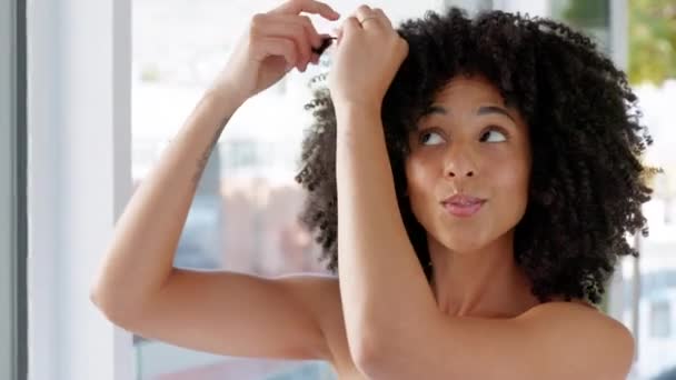 Zwarte Vrouw Natuurlijk Haar Schoonheid Terwijl Klaar Gelukkig Voelen Haarverzorging — Stockvideo