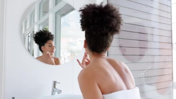 Hautpflege Badezimmer Schönheit Und Frau Spiegel Für Die Morgendliche Hautpflege — Stockvideo