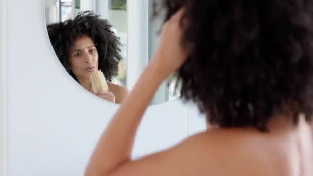 Łazienka Znak Taniec Czarną Kobietą Szczotkowanie Włosów Lustrze Podczas Przygotowywania — Wideo stockowe