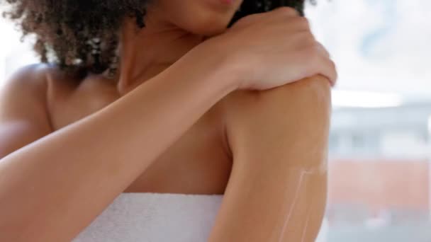 Kvinna Händer Och Lyxig Hudvård Grädde För Kosmetika Kropp Skönhet — Stockvideo