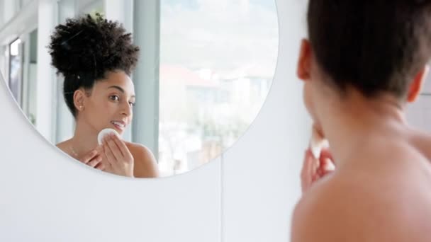Maquillaje Reflejo Espejo Chica Con Almohadilla Algodón Para Limpieza Facial — Vídeo de stock
