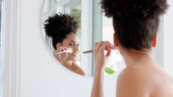 黑人妇女 镜子和化妆品刷的晨曦美感 豪华护肤和化妆品保健常规 用于健康美容治疗的自我护理 有机化妆品和天然腮红或皮肤掩蔽剂 — 图库视频影像