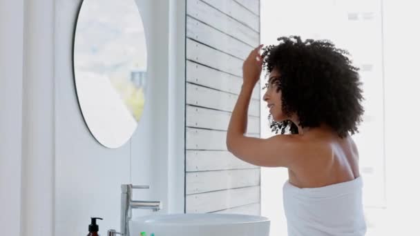 Siyah Kadın Afro Saç Bakımı Banyosunda Sağlık Sağlık Kişisel Bakım — Stok video
