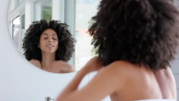 Mujer Negra Cabello Natural Belleza Mientras Prepara Espejo Del Baño — Vídeo de stock