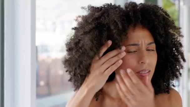 Preocupación Cuidado Piel Cara Mujer Negra Con Ansiedad Por Bienestar — Vídeo de stock