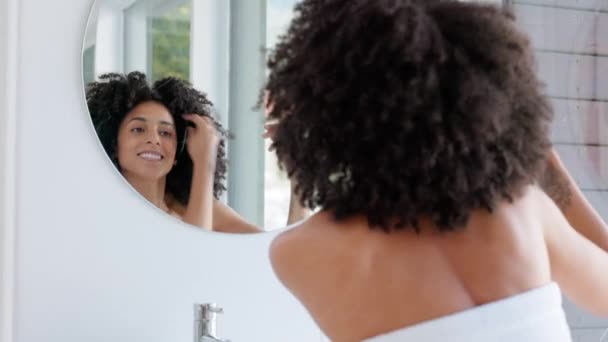 バスルームでアフロとヘアケア 美しさと女性は彼女の家で一日の準備を取得します 美しい 健康的で自然な髪と巻き毛を持つプエルトリコからのセルフケア ウェルネスと女の子 — ストック動画
