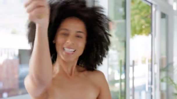 Escova Karaoke Mulher Negra Feliz Cantando Dançando Agindo Como Uma — Vídeo de Stock