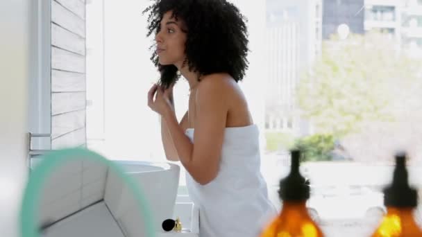 Чорна Жінка Афро Догляд Волоссям Туалетному Дзеркалі Під Час Ранкової — стокове відео