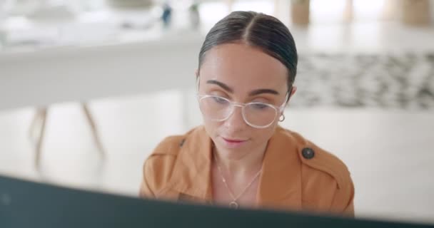 オフィスで働く コンピュータやビジネスの女性は 画面を見て オンラインで Webデザインを行う 創造的なワークスペースでPc上で作業を行うデスクに座っている技術 成功と女性の企業の労働者 — ストック動画