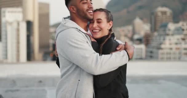 Happy Pasangan Hitam Dan Atap Untuk Pelukan Cinta Atau Asmara — Stok Video