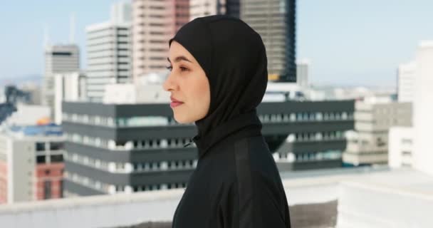 Fitness Stadsträning Och Muslimsk Kvinna Hijab Huvudduk Och Islamiskt Mode — Stockvideo