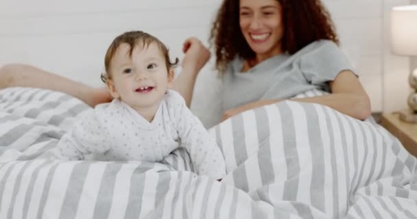 Manhã Pais Criança Com Sorriso Cama Amor Felizes Juntos Brincalhão — Vídeo de Stock