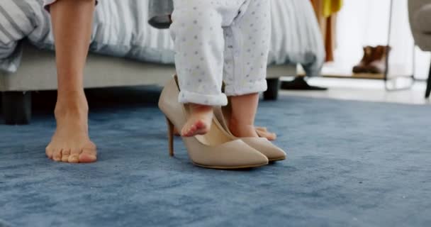Bambino Genitore Scarpe Mentre Imparano Camminano Sviluppano Con Piedi Madre — Video Stock