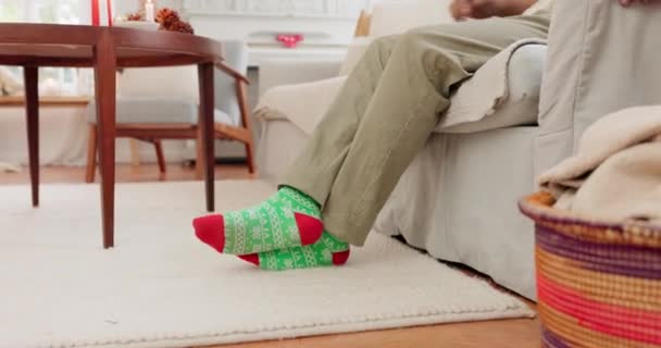 Noel Rahat Çoraplı Bir Insanın Bacakları Kış Için Oturma Odasındaki — Stok video