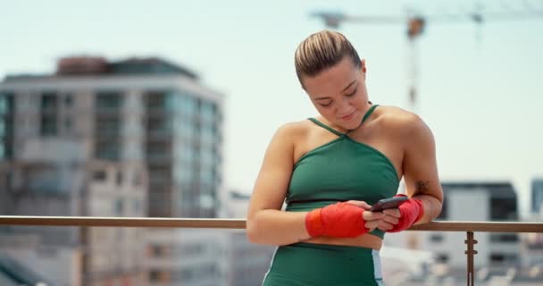 Γυμναστήριο Τηλέφωνο Και Γυναίκα Εξωτερική Για Kickboxing Άσκηση Καρδιο Κατάρτισης — Αρχείο Βίντεο