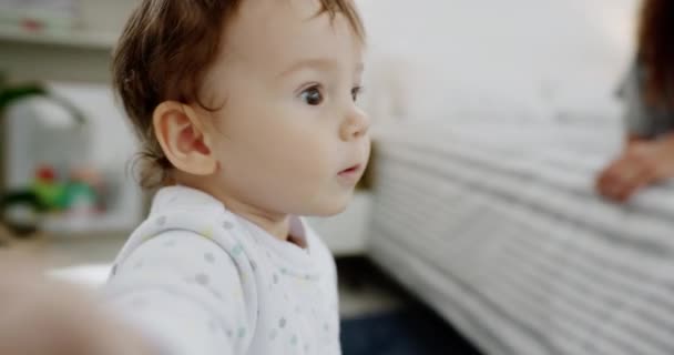 Pov Dziecka Robi Selfie Mamą Domu Rodzinnym Sypialni Relaksu Rozwoju — Wideo stockowe