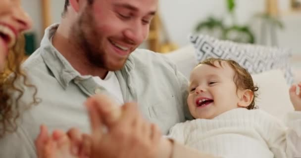 Família Amor Mãe Beijando Bebê Brincando Divertindo Unindo Casa Família — Vídeo de Stock