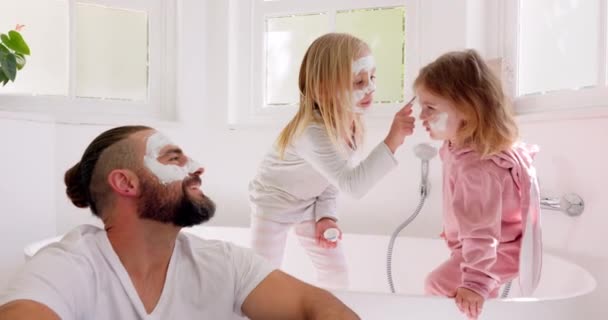 아이들 마스크는 화장실에서 유대를 웃으며 행복하게 웃는다 크림을 아빠와 피부를 — 비디오