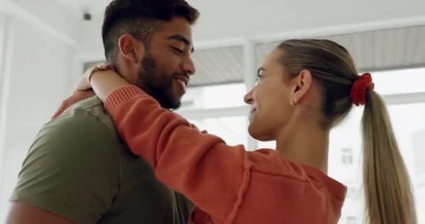 Romantik Küssen Und Liebe Mit Einem Vielseitigen Paar Das Einen — Stockvideo
