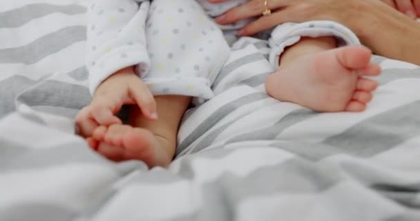 Dziecięce Nóżki Ręce Matka Łóżku Domu Bawiące Się Łączące Uczucie — Wideo stockowe